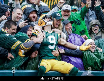 Green Bay, Usa. Oktober 2024. Christian Watson feiert mit Fans, nachdem er am Sonntag, den 13. Oktober 2024, einen Touchdown-Pass zwischen den Arizona Cardinals und den Green Bay Packers im Lambeau Field in Green Bay, Wisconsin, erhalten hat. Foto: Tannen Maury/UPI Credit: UPI/Alamy Live News Stockfoto