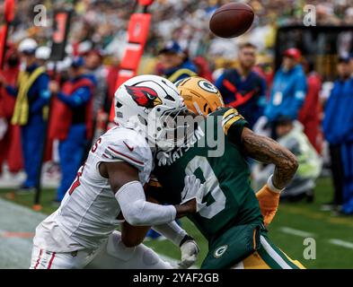 Green Bay, Usa. Oktober 2024. Garrett Williams bricht am Sonntag, den 13. Oktober 2024, einen Pass für Green Bay Packers Wide Receiver Christian Watson (R) aus, der für das NFL-Spiel zwischen den Arizona Cardinals und den Green Bay Packers im Lambeau Field in Green Bay, Wisconsin bestimmt ist. Foto: Tannen Maury/UPI Credit: UPI/Alamy Live News Stockfoto