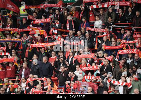 Liverpool, Liverpool, Großbritannien. Oktober 2024. Liverpool FC gegen Manchester City FC Barclays Womens Super League ANFIELD STADIUM ENGLAND 13. OKTOBER 2024 Liverpool Fans beim Barclays Women’s Super League Spiel zwischen Liverpool FC und Manchester City FC im Anfield Stadium am 13. Oktober 2024 in Liverpool England. Quelle: ALAN EDWARDS/Alamy Live News Stockfoto