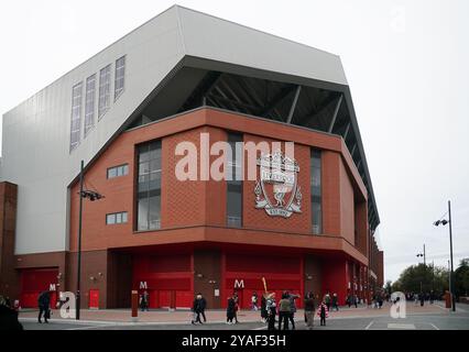 Liverpool, Liverpool, Großbritannien. Oktober 2024. Liverpool FC gegen Manchester City FC Barclays Womens Super League ANFIELD STADIUM ENGLAND 13. OKTOBER 2024 Allgemeine Ansicht außerhalb des Stadions vor dem Spiel der Barclays Women's Super League zwischen Liverpool FC und Manchester City FC im Anfield Stadium am 13. Oktober 2024 in Liverpool England. Quelle: ALAN EDWARDS/Alamy Live News Stockfoto