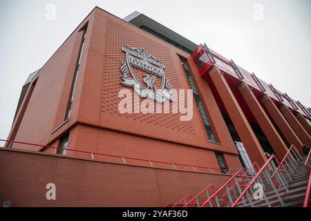 Liverpool, Liverpool, Großbritannien. Oktober 2024. Liverpool FC gegen Manchester City FC Barclays Womens Super League ANFIELD STADIUM ENGLAND 13. OKTOBER 2024 Allgemeine Ansicht außerhalb des Stadions vor dem Spiel der Barclays Women's Super League zwischen Liverpool FC und Manchester City FC im Anfield Stadium am 13. Oktober 2024 in Liverpool England. Quelle: ALAN EDWARDS/Alamy Live News Stockfoto