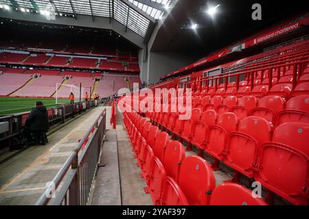 Liverpool, Liverpool, Großbritannien. Oktober 2024. Liverpool FC gegen Manchester City FC Barclays Womens Super League ANFIELD STADIUM ENGLAND 13. OKTOBER 2024 Allgemeine Ansicht im Stadion vor dem Spiel der Barclays Women’s Super League zwischen Liverpool FC und Manchester City FC im Anfield Stadium am 13. Oktober 2024 in Liverpool England. Quelle: ALAN EDWARDS/Alamy Live News Stockfoto