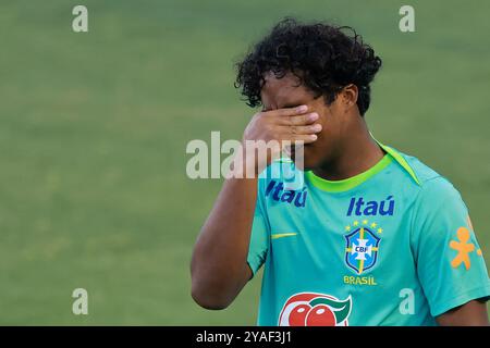 Gama, Brasilien. Oktober 2024. Endrick von Brasilien reagiert während des Trainings im Bezerrao Stadium in Gama, Brasilien, am 13. Oktober 2024. Das Team bereitet sich auf Peru in der 10. Runde der südamerikanischen Qualifikation zur FIFA Fussball-Weltmeisterschaft 2026 vor. Foto: Heuler Andrey/DiaEsportivo/Alamy Live News Credit: DiaEsportivo/Alamy Live News Stockfoto