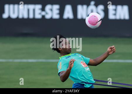 Gama, Brasilien. Oktober 2024. Endrick aus Brasilien, leitet den Ball während des Trainings im Bezerrao Stadium in Gama, Brasilien, am 13. Oktober 2024. Das Team bereitet sich auf Peru in der 10. Runde der südamerikanischen Qualifikation zur FIFA Fussball-Weltmeisterschaft 2026 vor. Foto: Heuler Andrey/DiaEsportivo/Alamy Live News Credit: DiaEsportivo/Alamy Live News Stockfoto