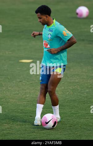 Gama, Brasilien. Oktober 2024. Rodrygo aus Brasilien kontrolliert den Ball während des Trainings im Bezerrao Stadium in Gama, Brasilien, am 13. Oktober 2024. Das Team bereitet sich auf Peru in der 10. Runde der südamerikanischen Qualifikation zur FIFA Fussball-Weltmeisterschaft 2026 vor. Foto: Heuler Andrey/DiaEsportivo/Alamy Live News Credit: DiaEsportivo/Alamy Live News Stockfoto