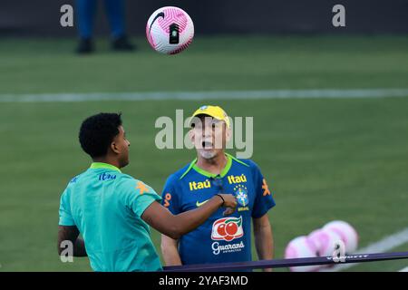 Gama, Brasilien. Oktober 2024. Rodrygo aus Brasilien führt den Ball während des Trainings im Bezerrao Stadium in Gama, Brasilien, am 13. Oktober 2024. Das Team bereitet sich auf Peru in der 10. Runde der südamerikanischen Qualifikation zur FIFA Fussball-Weltmeisterschaft 2026 vor. Foto: Heuler Andrey/DiaEsportivo/Alamy Live News Credit: DiaEsportivo/Alamy Live News Stockfoto