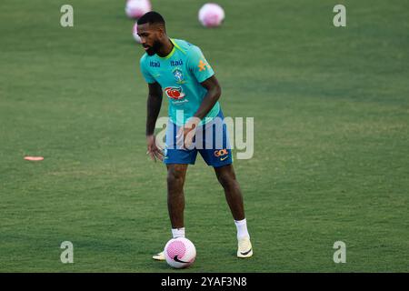 Gama, Brasilien. Oktober 2024. Gerson aus Brasilien kontrolliert den Ball während des Trainings im Bezerrao Stadium in Gama, Brasilien, am 13. Oktober 2024. Das Team bereitet sich auf Peru in der 10. Runde der südamerikanischen Qualifikation zur FIFA Fussball-Weltmeisterschaft 2026 vor. Foto: Heuler Andrey/DiaEsportivo/Alamy Live News Credit: DiaEsportivo/Alamy Live News Stockfoto