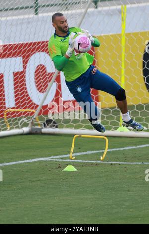 Gama, Brasilien. Oktober 2024. Weverton aus Brasilien, während des Trainings im Bezerrao Stadium in Gama, Brasilien, am 13. Oktober 2024. Das Team bereitet sich auf Peru in der 10. Runde der südamerikanischen Qualifikation zur FIFA Fussball-Weltmeisterschaft 2026 vor. Foto: Heuler Andrey/DiaEsportivo/Alamy Live News Credit: DiaEsportivo/Alamy Live News Stockfoto