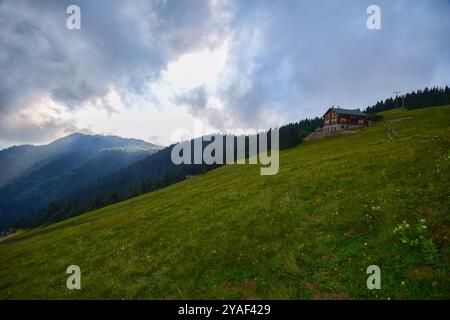 Blick AUF das HOCHPLATEAU mit den Kackar Mountains. Dieses Plateau befindet sich im Camlihemsin-Bezirk der Provinz Rize. Region der Kackar Mountains. Rize, Truthahn. Stockfoto