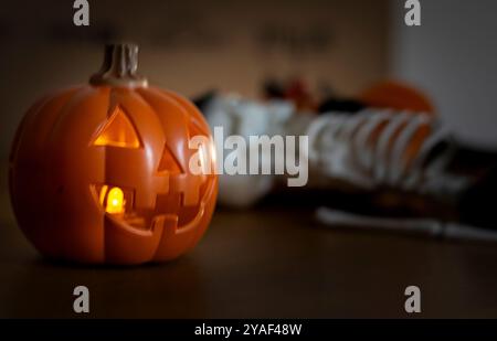 Nahaufnahme Bild Halloween Orange Kürbis und Skelett auf Hintergrund Stockfoto