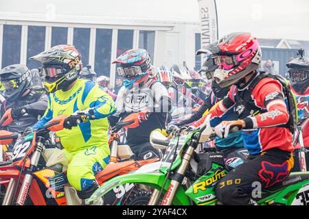 Weston-super-Mare, Somerset, England, Großbritannien. Oktober 2024. Rennfahrer starten das Hauptereignis Solo-Rennen. Dieses Jahr feiert das prestigeträchtige Weston Beach Race das 41. Jubiläum und verspricht eine spektakuläre Veranstaltung zu werden, bei der über vier Jahrzehnte geländegängiger Exzellenz gefeiert werden. John Rose/Alamy Live News Stockfoto