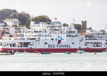 Die Red Funnel Fähre „Red Falcon“ fährt vom Fährhafen Cowes auf der Isle of Wight in Richtung Southampton ab Stockfoto