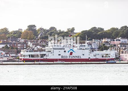 Die Red Funnel Fähre „Red Falcon“ fährt vom Fährhafen Cowes auf der Isle of Wight in Richtung Southampton ab Stockfoto