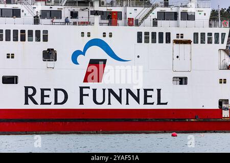 Die Red Funnel Fähre „Red Falcon“ fährt vom Fährhafen Cowes auf der Isle of Wight in Richtung Southampton ab Stockfoto