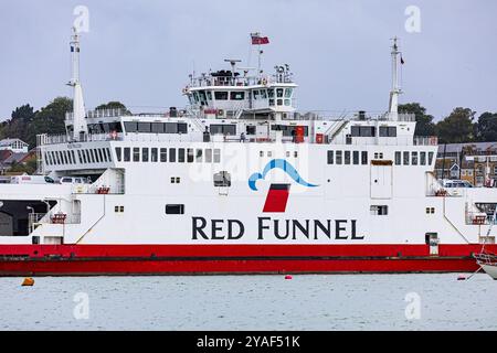 Die Red Funnel Fähre „Red Falcon“ fährt vom Fährhafen Cowes auf der Isle of Wight in Richtung Southampton ab Stockfoto