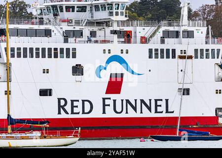 Die Red Funnel Fähre „Red Falcon“ fährt vom Fährhafen Cowes auf der Isle of Wight in Richtung Southampton ab Stockfoto