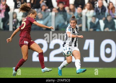 Turin, Italien. Oktober 2024. Valentina Bergamaschi von Juventus kreuzt den Ball, als Frederikke Thogersen von AS Roma während des Serie A Femminile Matches im Allianz Stadium in Turin schließt. Der Bildnachweis sollte lauten: Jonathan Moscrop/Sportimage Credit: Sportimage Ltd/Alamy Live News Stockfoto