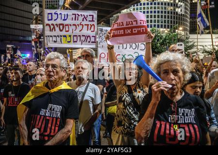 Tel Aviv, Israel. Oktober 2024. Die Demonstranten halten während der Demonstration Plakate. Anhänger demonstrierten mit Familienmitgliedern der israelischen Geiseln gegen Premierminister Benjamin Netanjahu und forderten einen sofortigen Geiselvertrag und Waffenstillstand vor dem IDF-Hauptquartier. (Credit Image: © Matan Golan/SOPA Images via ZUMA Press Wire) NUR REDAKTIONELLE VERWENDUNG! Nicht für kommerzielle ZWECKE! Stockfoto