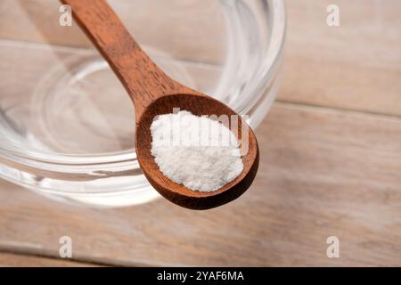 Backpulver im Löffel mit Wasser zu mischen - gesunde Lebensmittel Stockfoto