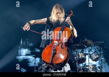 Apocalyptica, Konzert in der Columbiahalle, Berlin, 13.10.2024 Eicca Toppinen von Apocalyptica live auf Plays Metallica Vol.2 Tour 2024 in der Berliner Columbiahalle am 13.10.2024 Berlin Columbiahalle Berlin Deutschland *** Apocalyptica, Konzert in der Columbiahalle, Berlin, 13 10 2024 Eicca Toppinen aus Apocalyptica live bei Plays Metallica Vol 2 Tour 2024 in der Columbiahalle Berlin am 13 10 2024 Berlin Columbiahalle Berlin Copyright: Christibiahalle Berlin Enderxanxanx Stockfoto