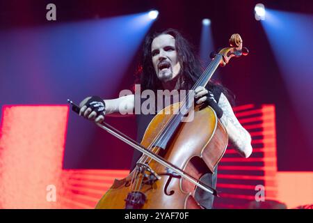 Apocalyptica, Konzert in der Columbiahalle, Berlin, 13.10.2024 Perttu Kivilaakso von Apocalyptica live auf Plays Metallica Vol.2 Tour 2024 in der Berliner Columbiahalle am 13.10.2024 Berlin Columbiahalle Berlin Deutschland *** Apocalyptica, Konzert in der Columbiahalle, Berlin, 13 10 2024 Perttu Kivilaakso aus Apocalyptica live on Plays Metallica Vol 2 Tour 2024 in der Columbiahalle Berlin am 13 10 2024 Berlin Columbiahalle Berlin Stockfoto