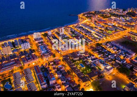 Nächtliche Luftaufnahme von Oropesa del Mar an der Mittelmeerküste, Spanien Stockfoto