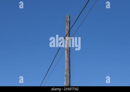 Es ist wichtig, einen Sicherheitsabstand zu den Türmen einzuhalten und nicht zu versuchen, auf sie zu klettern oder die Kabel zu manipulieren Stockfoto