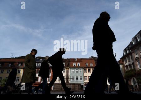 Heidelberg, Baden, Deutschland. Oktober 2024. Die Menschen laufen durch die Altstadt von Heidelberg. (Kreditbild: © Matias Basualdo/ZUMA Press Wire) NUR REDAKTIONELLE VERWENDUNG! Nicht für kommerzielle ZWECKE! Stockfoto