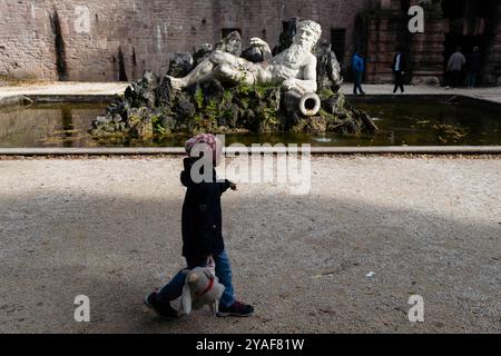 Heidelberg, Baden, Deutschland. Oktober 2024. Ein Mädchen schaut sich eine Statue in den Gärten des Heidelberger Schlosses an. (Kreditbild: © Matias Basualdo/ZUMA Press Wire) NUR REDAKTIONELLE VERWENDUNG! Nicht für kommerzielle ZWECKE! Stockfoto