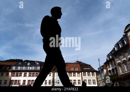 Heidelberg, Baden, Deutschland. Oktober 2024. Die Menschen laufen durch die Altstadt von Heidelberg. (Kreditbild: © Matias Basualdo/ZUMA Press Wire) NUR REDAKTIONELLE VERWENDUNG! Nicht für kommerzielle ZWECKE! Stockfoto