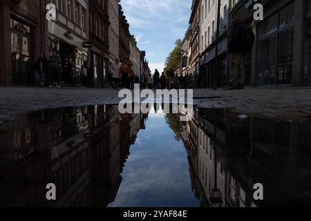 Heidelberg, Baden, Deutschland. Oktober 2024. Eine Straße spiegelt sich in einer Wasserpfütze in Heidelberg. (Kreditbild: © Matias Basualdo/ZUMA Press Wire) NUR REDAKTIONELLE VERWENDUNG! Nicht für kommerzielle ZWECKE! Stockfoto