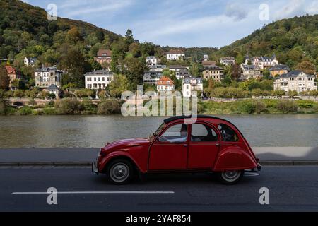 Heidelberg, Baden, Deutschland. Oktober 2024. Ein antikes Auto fährt in der Nähe des Neckars in Heidelberg. (Kreditbild: © Matias Basualdo/ZUMA Press Wire) NUR REDAKTIONELLE VERWENDUNG! Nicht für kommerzielle ZWECKE! Stockfoto