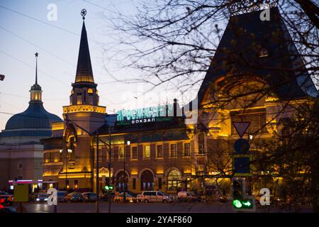 Jaroslawski Bahnhof in Moskau bei Nacht. Russland. Große Buchstaben auf der Fassade - Die Inschrift Jaroslawski Station. Stockfoto