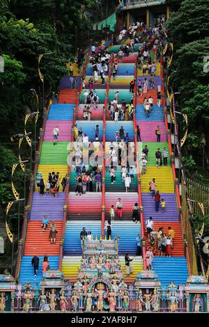 Kuala Lumpur, Malaysia - 3. August 2023: Touristen klettern die Treppen des berühmten Tempelkomplexes Batu Caves. Stockfoto