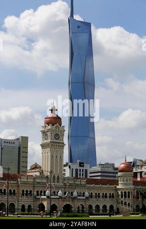 Kuala Lumpur, Malaysia - 20. August 2023: Das Gebäude des Sultans Abdul Samad wird vom Wolkenkratzer Merdeka 118 auf dem Merdeka Square im Hintergrund gesehen. Stockfoto