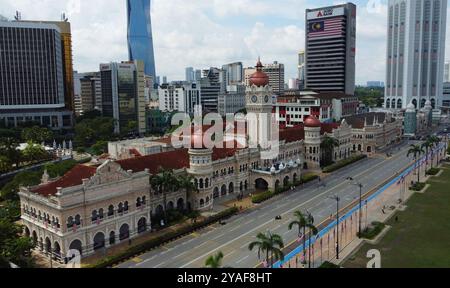 Kuala Lumpur, Malaysia - 20. August 2023: Aus der Vogelperspektive auf das berühmte Sultan Abdul Samad-Gebäude in Merdeka. Stockfoto