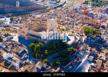 Blick von der Drohne auf die spanische Stadt Villena mit Blick auf das Schloss Atalaya Stockfoto