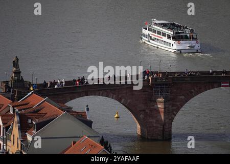 Heidelberg, Baden, Deutschland. Oktober 2024. Ein Boot fährt auf dem Neckar in Heidelberg. (Kreditbild: © Matias Basualdo/ZUMA Press Wire) NUR REDAKTIONELLE VERWENDUNG! Nicht für kommerzielle ZWECKE! Stockfoto