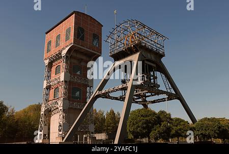 Schacht und Hubturm aus Steinkohle des alten geschlossenen Bergwerks Polska in Świętochłowice, Schlesien, Polen Stockfoto