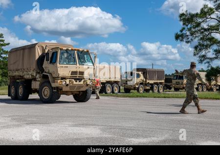 Die Soldaten der Nationalgarde der New Jersey Army, die der 42. Regionalen Unterstützungsgruppe zugeteilt wurden, treffen am 11. Oktober 2024 im Camp Blanding Joint Training Center in stark ein. Nach den Auswirkungen des Hurrikans Milton meldeten sich mehr als 3.000 Nationalgarde aus verschiedenen bundesstaaten freiwillig, um Florida zu unterstützen. Diese Missionen umfassen Such- und Rettungsaktionen, Routenfreigabe, Verteilung von Nahrungsmitteln und vieles mehr. (Foto der US Air National Guard von Senior Airman Brooke Keisler) Stockfoto