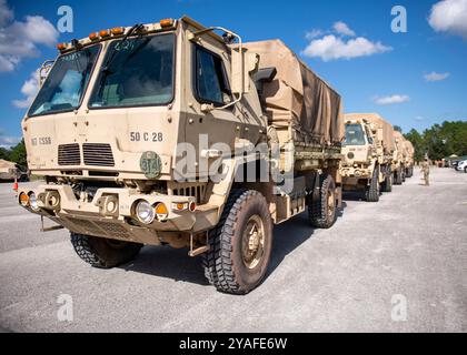 Die Soldaten der Nationalgarde der New Jersey Army, die der 42. Regionalen Unterstützungsgruppe zugeteilt wurden, treffen am 11. Oktober 2024 im Camp Blanding Joint Training Center in stark ein. Nach den Auswirkungen des Hurrikans Milton meldeten sich mehr als 3.000 Nationalgarde aus verschiedenen bundesstaaten freiwillig, um Florida zu unterstützen. Diese Missionen umfassen Such- und Rettungsaktionen, Routenfreigabe, Verteilung von Nahrungsmitteln und vieles mehr. (Foto der US Air National Guard von Senior Airman Brooke Keisler) Stockfoto