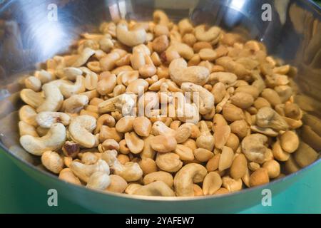 Gebratene Erdnüsse und Cashews in einer Aluminiumschale. Selektiver Fokus Stockfoto