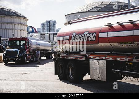 Tampa, Florida, USA. Oktober 2024. Im Hafen von Tampa organisierten Beamte zusammen mit dem Hillsborough County Sheriffs Office, der Florida Highway Patrol, dem Tampa Police Department und dem Florida Department of Law Enforcement in koordinierten Bemühungen Konvois, um Treibstofftankern Geschwindigkeit und Sicherheit zu bieten, die aufgrund der verheerenden Auswirkungen des Hurrikans Milton, der die Golfküste Floridas verwüstete, eine Gasregion versorgen. Quelle: ZUMA Press, Inc./Alamy Live News Stockfoto