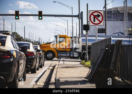 Tampa, Florida, USA. Oktober 2024. Im Hafen von Tampa organisierten Beamte zusammen mit dem Hillsborough County Sheriffs Office, der Florida Highway Patrol, dem Tampa Police Department und dem Florida Department of Law Enforcement in koordinierten Bemühungen Konvois, um Treibstofftankern Geschwindigkeit und Sicherheit zu bieten, die aufgrund der verheerenden Auswirkungen des Hurrikans Milton, der die Golfküste Floridas verwüstete, eine Gasregion versorgen. Quelle: ZUMA Press, Inc./Alamy Live News Stockfoto