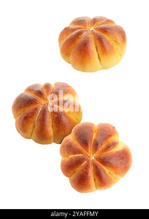 Kürbisförmige Brötchen in der Luft auf weißem Hintergrund Stockfoto