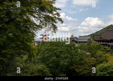 Wunderschöner Blick auf Kyoto's traditionelle Pagode und Tempel, umgeben von üppigem Grün und Bergen. Eine ruhige Mischung aus Natur und dem alten japanischen Bogen Stockfoto