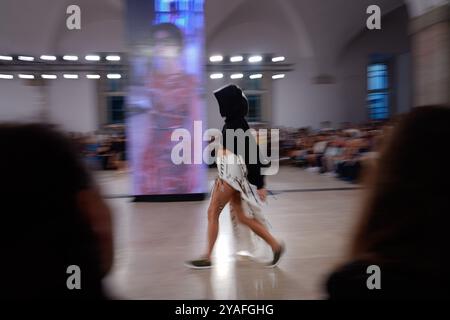 Lissabon, Portugal. Oktober 2024. Während der Duartehajime Modenschau im ModaLisboa Singular, der Lissabon Fashion Week in Lisboa, spaziert ein Model auf dem Laufsteg. Quelle: SOPA Images Limited/Alamy Live News Stockfoto