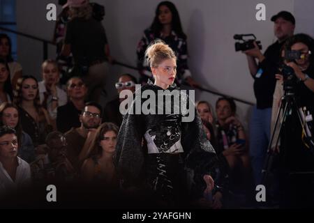 Lissabon, Portugal. Oktober 2024. Während der Duartehajime Modenschau im ModaLisboa Singular, der Lissabon Fashion Week in Lisboa, spaziert ein Model auf dem Laufsteg. Quelle: SOPA Images Limited/Alamy Live News Stockfoto