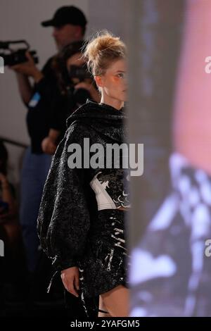 Lissabon, Portugal. Oktober 2024. Während der Duartehajime Modenschau im ModaLisboa Singular, der Lissabon Fashion Week in Lisboa, spaziert ein Model auf dem Laufsteg. Quelle: SOPA Images Limited/Alamy Live News Stockfoto