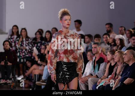 Lissabon, Portugal. Oktober 2024. Während der Duartehajime Modenschau im ModaLisboa Singular, der Lissabon Fashion Week in Lisboa, spaziert ein Model auf dem Laufsteg. Quelle: SOPA Images Limited/Alamy Live News Stockfoto